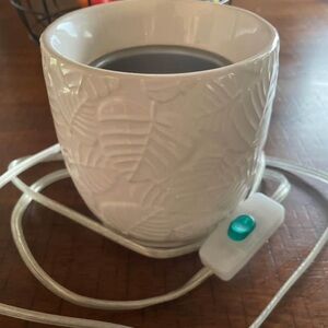 Yankee Candle White Ceramic Wax melt Warmer  with Leaf Design